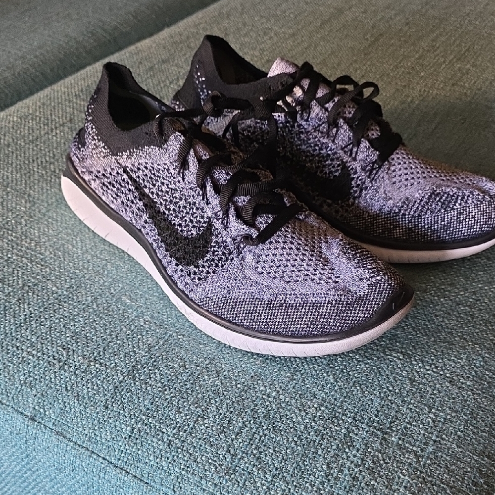Nike | Women's Black and White Knit Athletic Shoes 10 - Picture 2 of 7